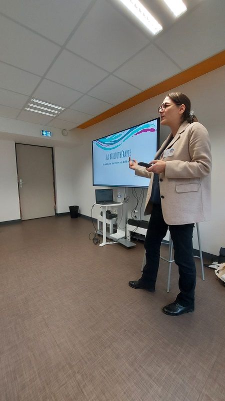 Anne-Sophie Desgaches devant un écran indiquant "Bibliothérapie"